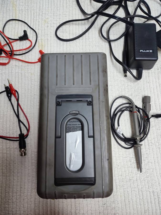 Fluke 105B portable oscilloscope + multimeter (scopemeter)