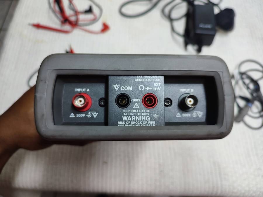 Fluke 105B portable oscilloscope + multimeter (scopemeter)