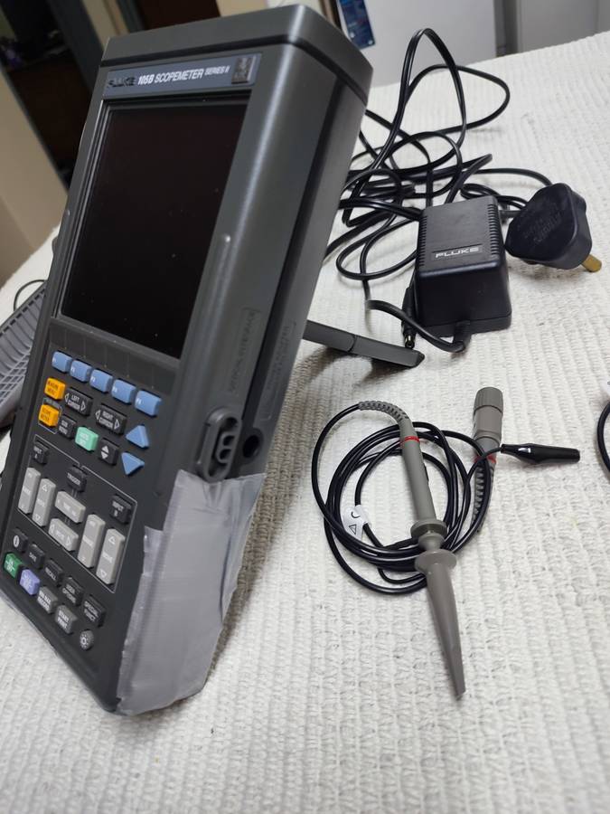 Fluke 105B portable oscilloscope + multimeter (scopemeter)