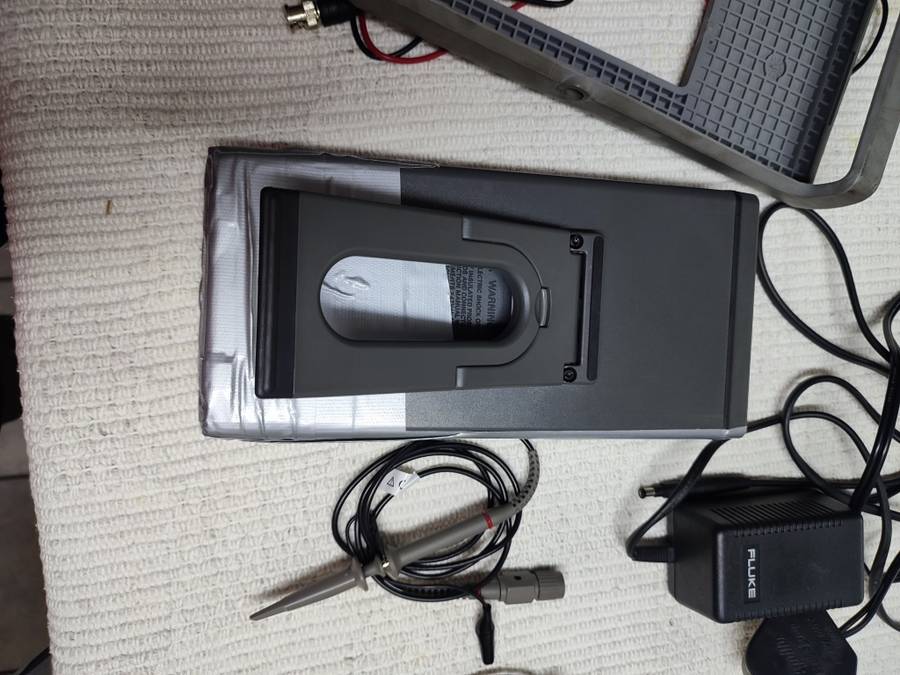 Fluke 105B portable oscilloscope + multimeter (scopemeter)