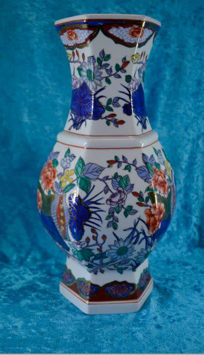 VINTAGE JAPANESE IMARI STYLE VASE  - from SUEZYT