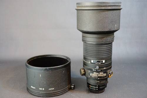 Nikon Nikkor AF ED 300mm F2.8 Telephoto Lens in Nikon AF Mount W Trunk and Hood  **Great Condition**