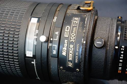 Nikon Nikkor AF ED 300mm F2.8 Telephoto Lens in Nikon AF Mount W Trunk and Hood  **Great Condition**