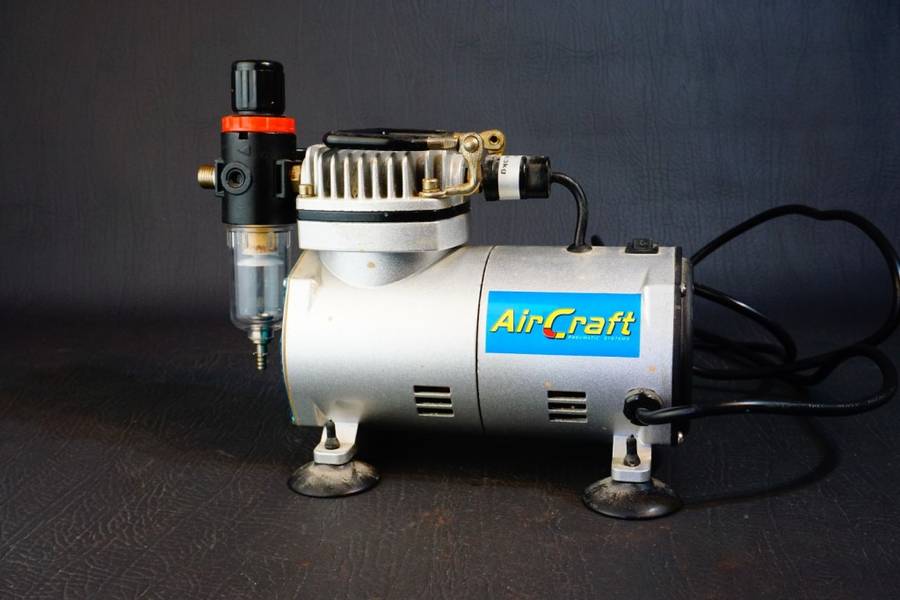 Air Craft Compressor For Airbrushing 1 Cylinder With Regulator & Filter As18-2 **Great Condition**