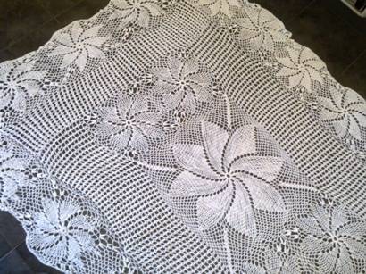 Stunning vintage crochet bedspread / tablecloth