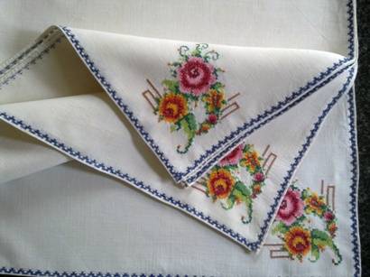 Beautiful set of eight embroidered linen dinner serviettes