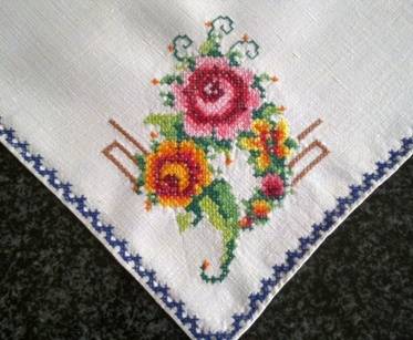 Beautiful set of eight embroidered linen dinner serviettes