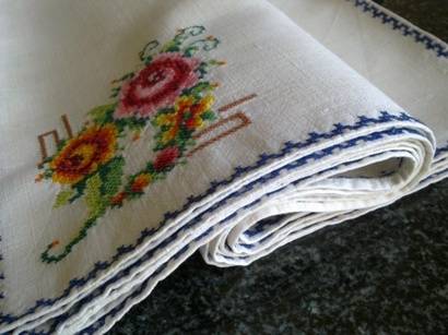 Beautiful set of eight embroidered linen dinner serviettes