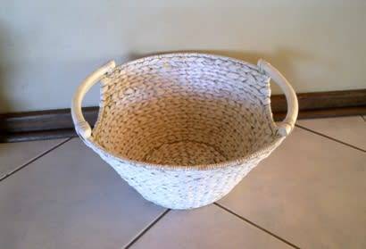 White woven basket with handles 18cm