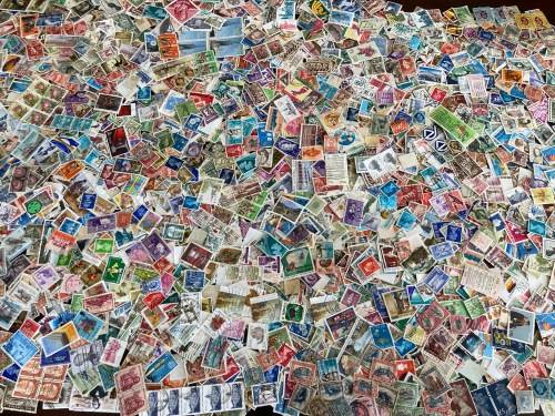BULKLOT SALE - World mixture off paper. Thousands and thousands of stamps