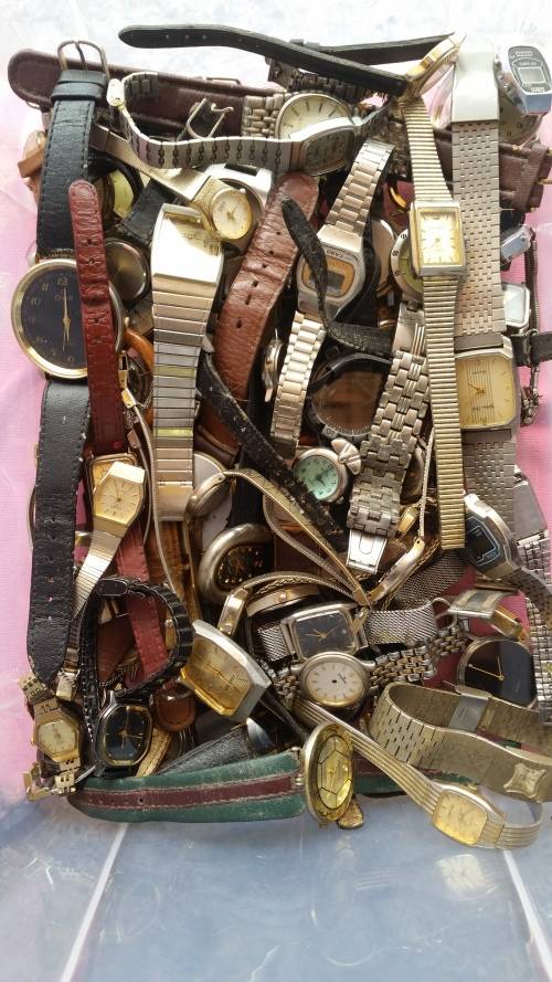 broken and not tested quartz watches