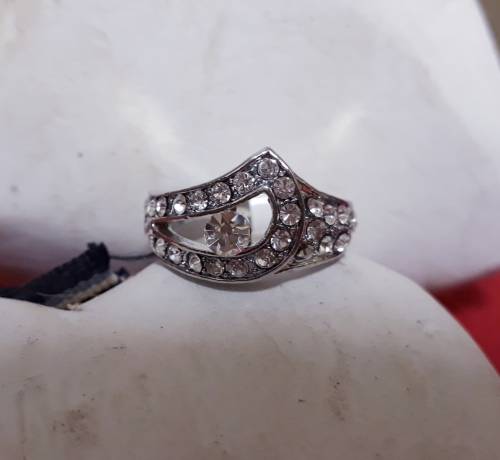 Elegant Silver WhiteTopaz Ring