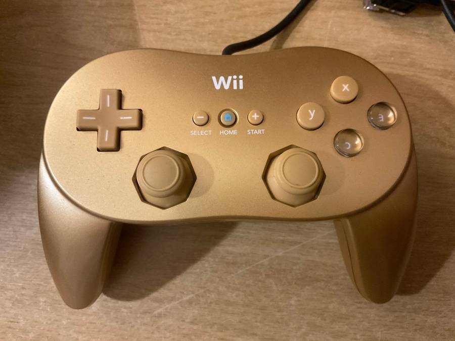 GoldenEye 007 Wii Limited Edition with gold Classic Controller Pro - Complete in box