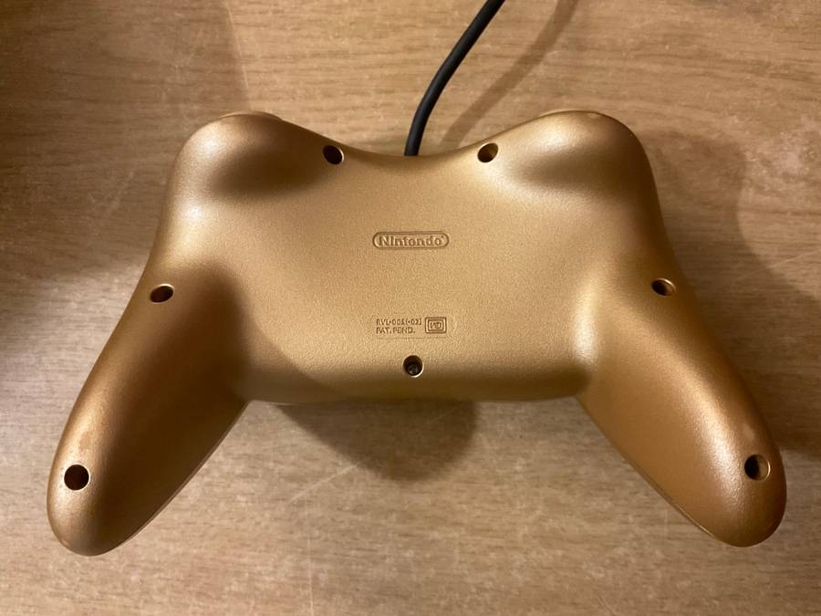 GoldenEye 007 Wii Limited Edition with gold Classic Controller Pro - Complete in box