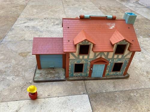 vintage fisher price house 952 with a little people