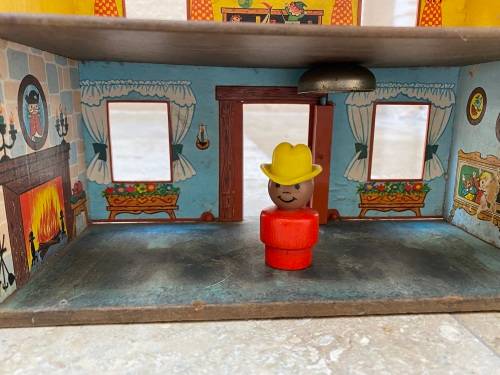 vintage fisher price house 952 with a little people