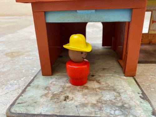 vintage fisher price house 952 with a little people