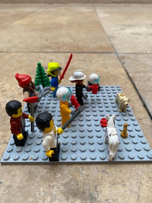 lego mini figure figures lot of 7 and two dogs