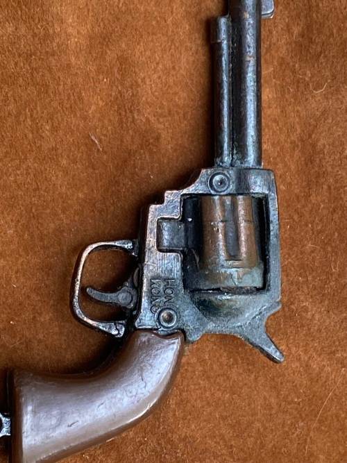 vintage cap gun key ring Hong kong in star tin