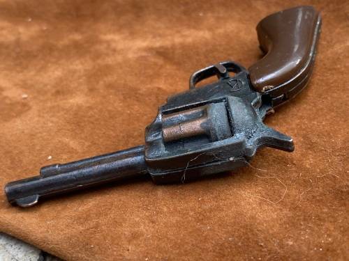 vintage cap gun key ring Hong kong in star tin