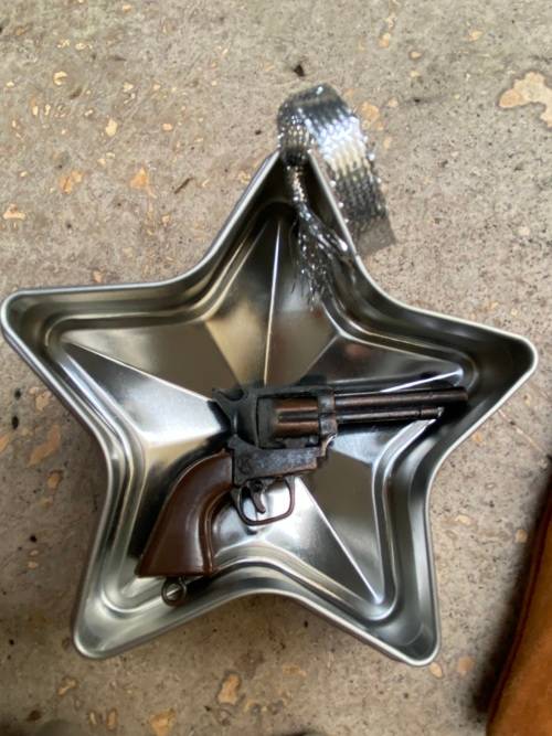 vintage cap gun key ring Hong kong in star tin