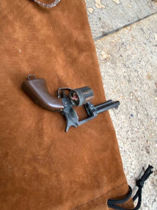 vintage cap gun key ring Hong kong in star tin