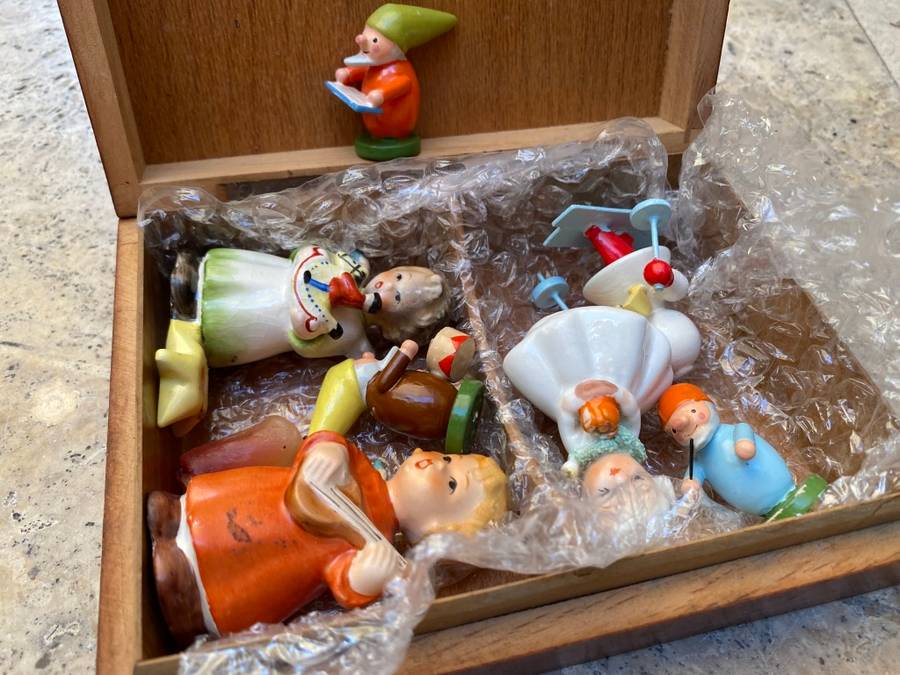 Vintage Xmas Christmas decoration ceramic with 3 German Xmas dwarfs hand made in trinket box