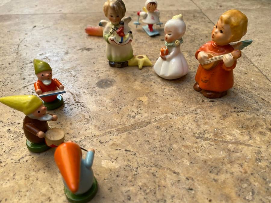 Vintage Xmas Christmas decoration ceramic with 3 German Xmas dwarfs hand made in trinket box