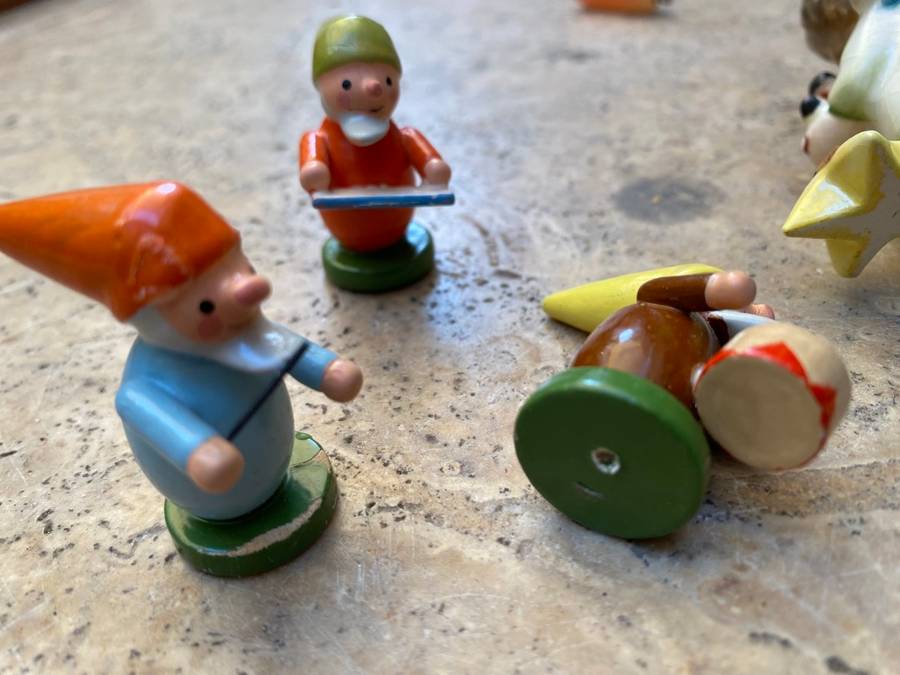 Vintage Xmas Christmas decoration ceramic with 3 German Xmas dwarfs hand made in trinket box
