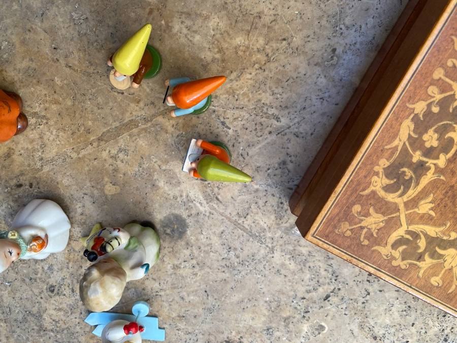 Vintage Xmas Christmas decoration ceramic with 3 German Xmas dwarfs hand made in trinket box