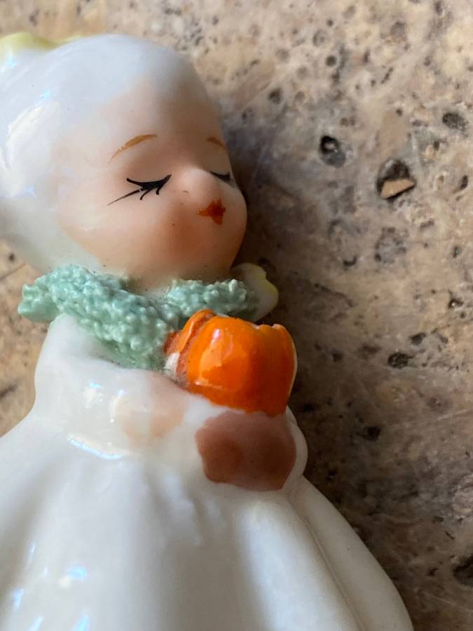 Vintage Xmas Christmas decoration ceramic with 3 German Xmas dwarfs hand made in trinket box