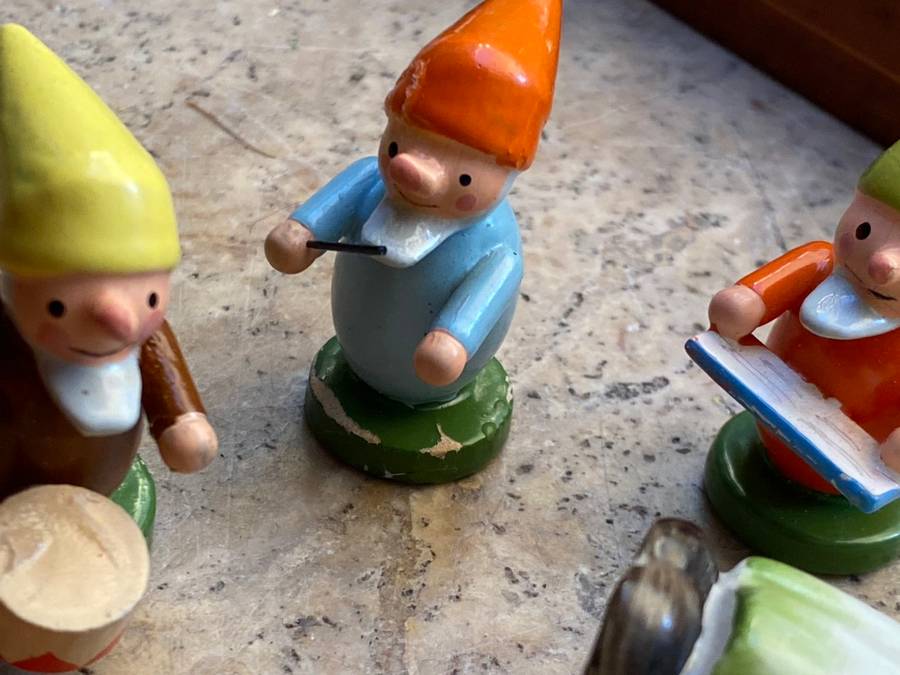 Vintage Xmas Christmas decoration ceramic with 3 German Xmas dwarfs hand made in trinket box