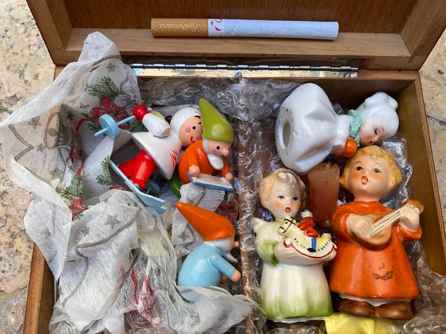 Vintage Xmas Christmas decoration ceramic with 3 German Xmas dwarfs hand made in trinket box