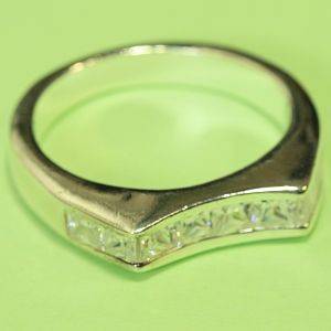 925 sterling silver ring with lab diamonds: ring size 7