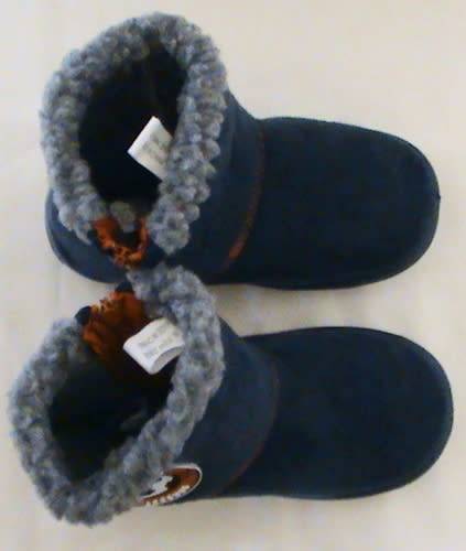 Size 7 childrens casual zip up boots / slippers