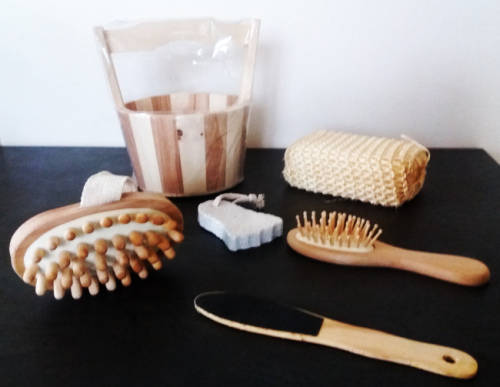 Luxury Bath/Shower 6 Pcs Spa Accessories Set in Wooden Basket