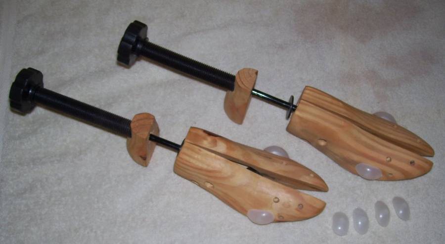 Set of Two Deluxe Wooden Shoe Stretchers - Size 5 to 7 - As new