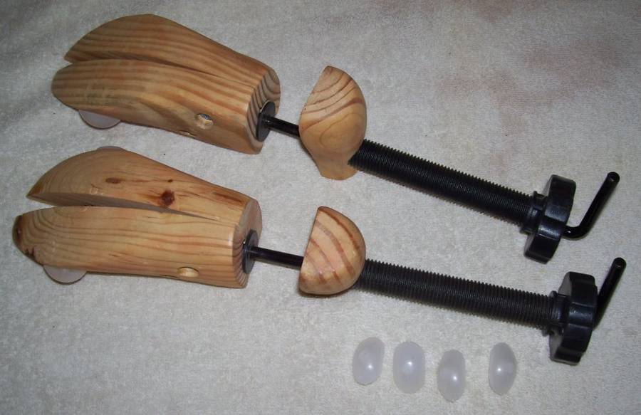 Set of Two Deluxe Wooden Shoe Stretchers - Size 5 to 7 - As new