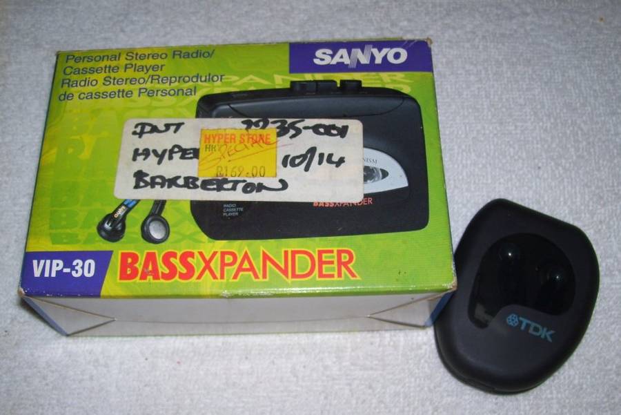 Vintage - 1992 - SANYO Personal Stereo Radio/Cassette Player VIP-30 BASSXPANDER ...............
