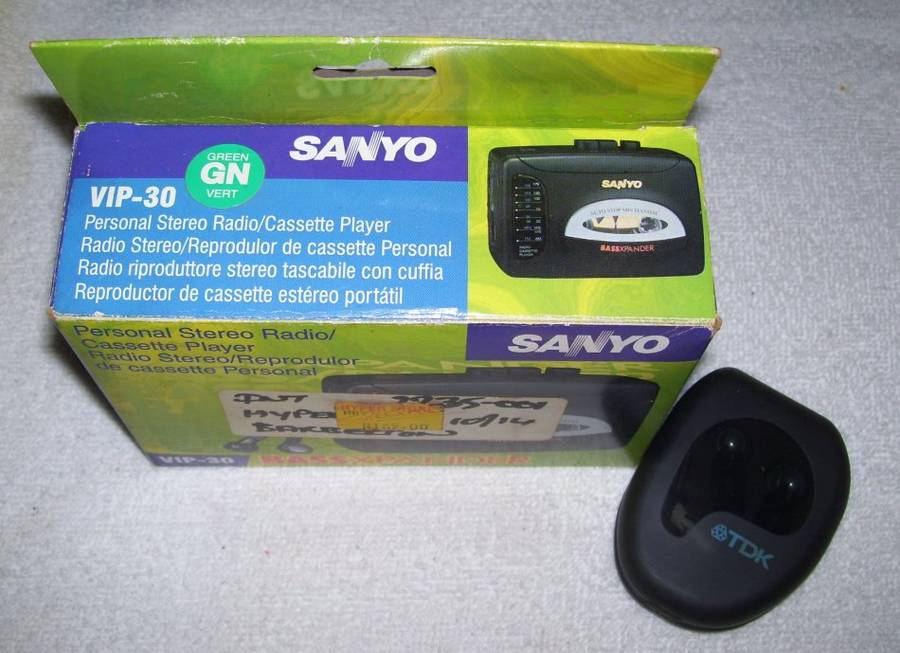 Vintage - 1992 - SANYO Personal Stereo Radio/Cassette Player VIP-30 BASSXPANDER ...............