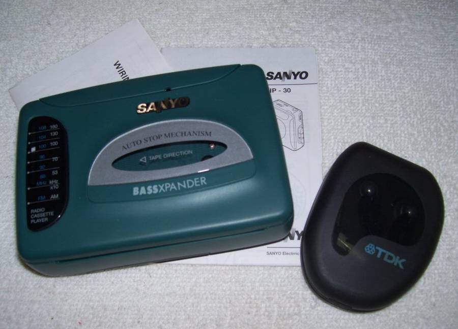 Vintage - 1992 - SANYO Personal Stereo Radio/Cassette Player VIP-30 BASSXPANDER ...............