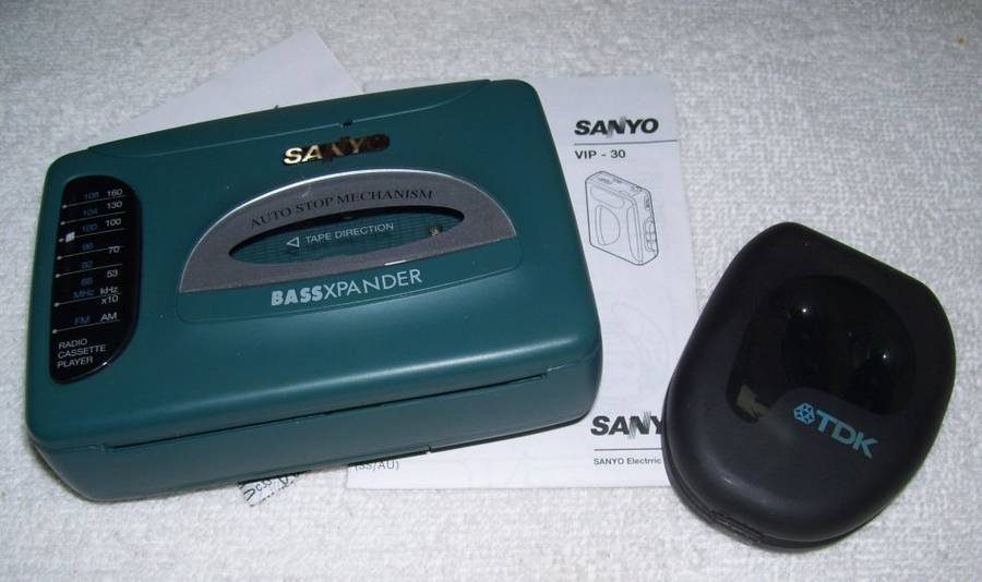 Vintage - 1992 - SANYO Personal Stereo Radio/Cassette Player VIP-30 BASSXPANDER ...............