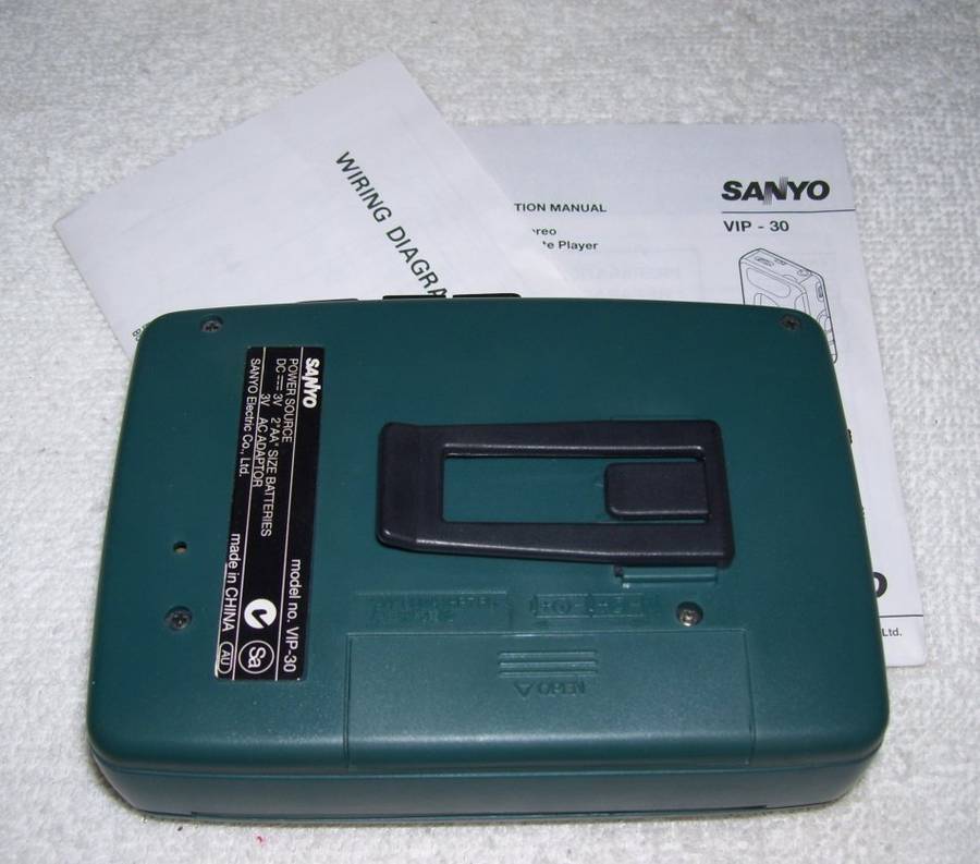 Vintage - 1992 - SANYO Personal Stereo Radio/Cassette Player VIP-30 BASSXPANDER ...............