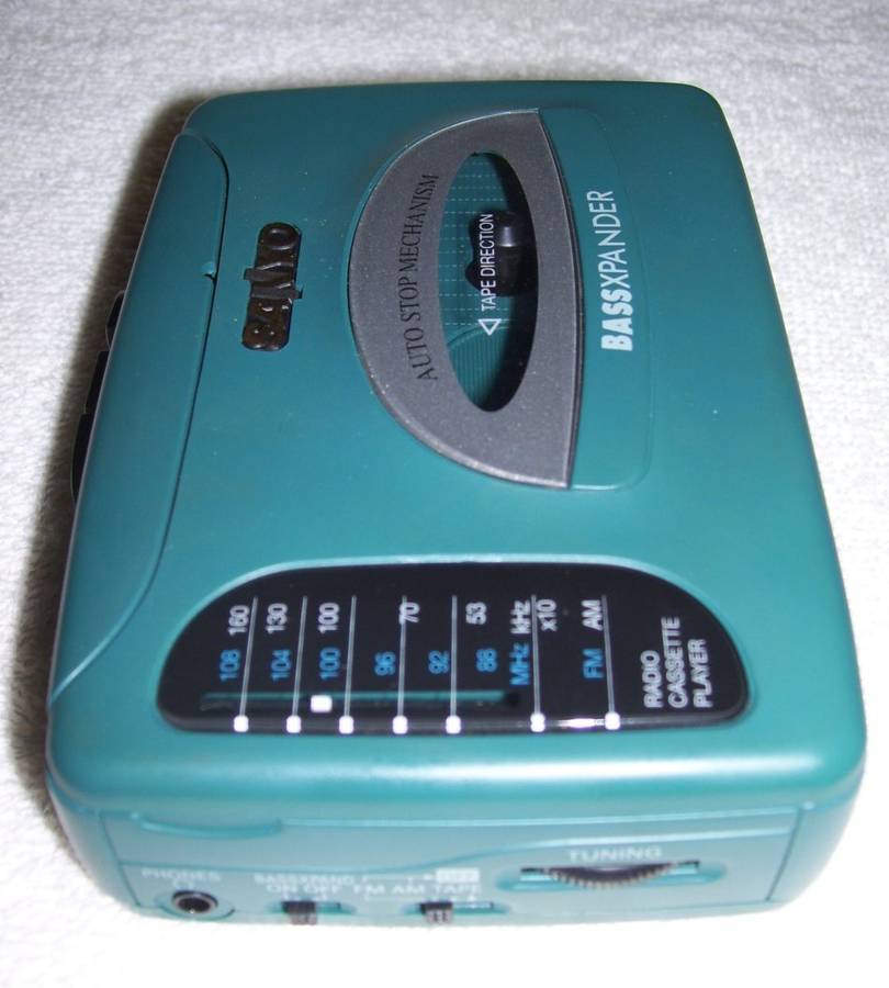 Vintage - 1992 - SANYO Personal Stereo Radio/Cassette Player VIP-30 BASSXPANDER ...............