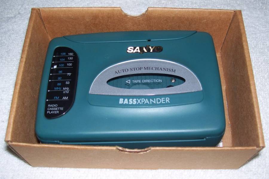 Vintage - 1992 - SANYO Personal Stereo Radio/Cassette Player VIP-30 BASSXPANDER ...............