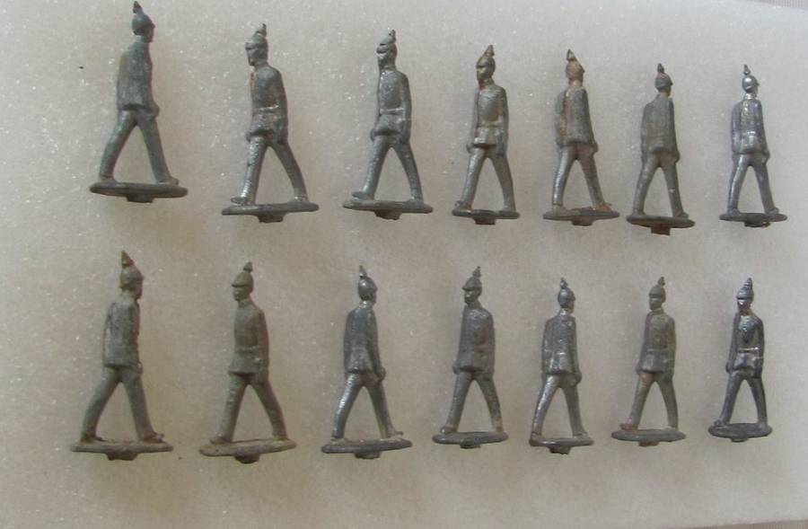 Lead Soldiers - 14 x Marching Infantry Swordsman - For Building an Army - Unfinished