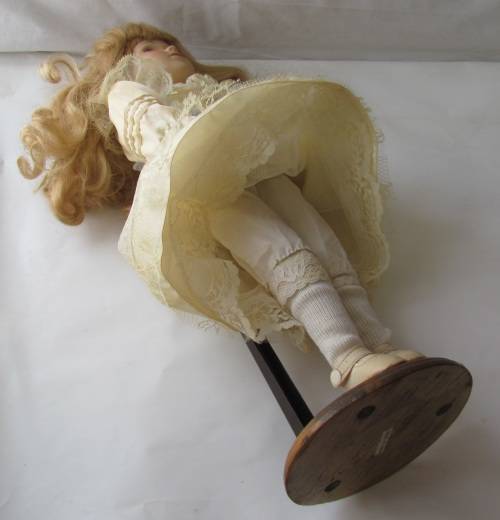 The Promenade Collection - Victoria A  noTOO 1383 - 42cm Porcelain Doll