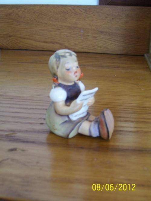 HUMMEL - GIRL SITTING READING/SINGNING