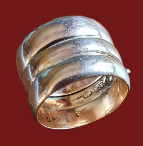 3 band 9ct Gold ring - 8.4g gold