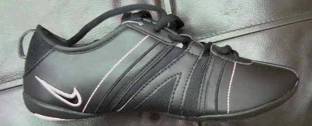 WOMENS NIKE SNEAKER ( BLACK AND PINK )